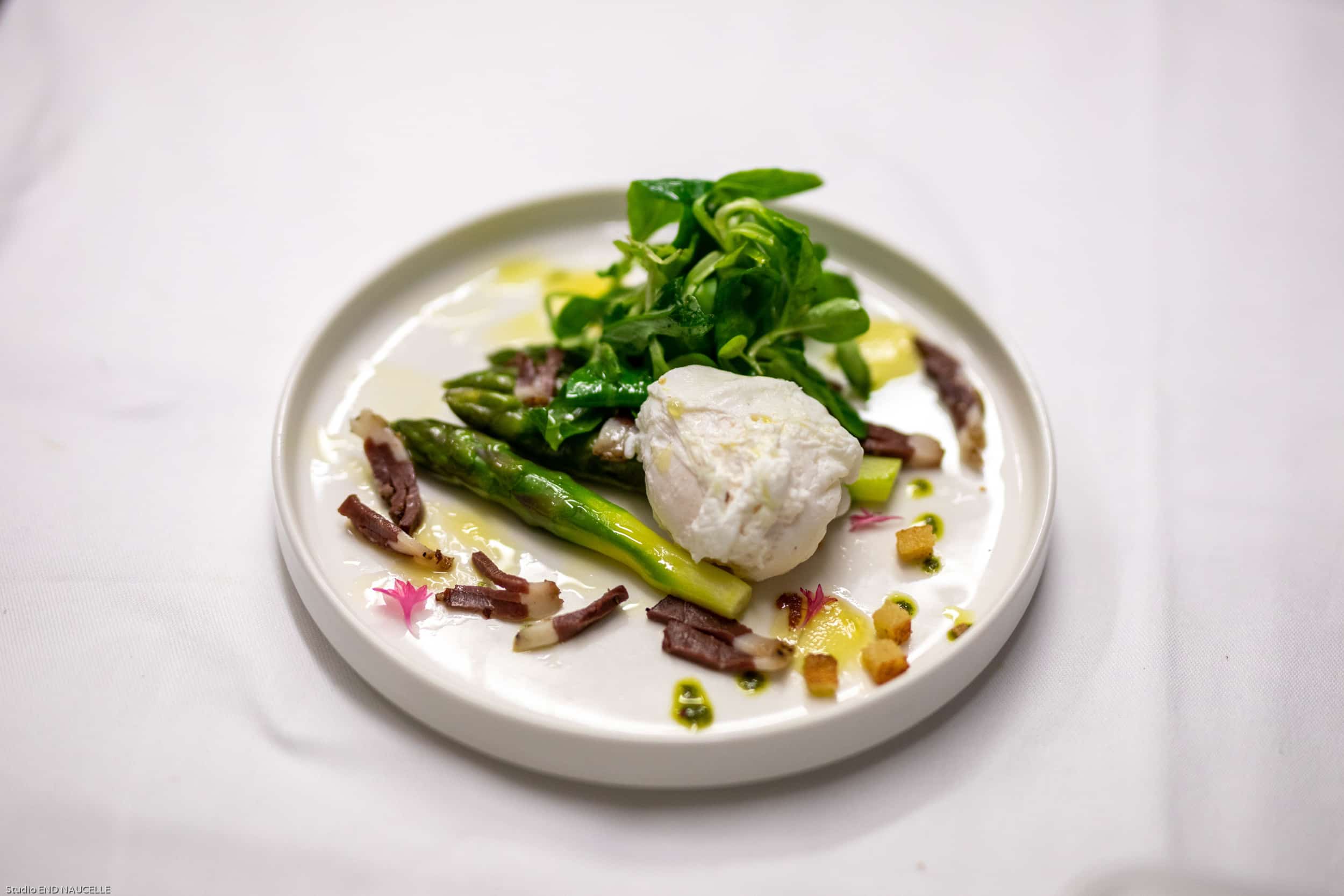 Asperges et salade Goût d'Aubrac à la brasserie d'Aveyron