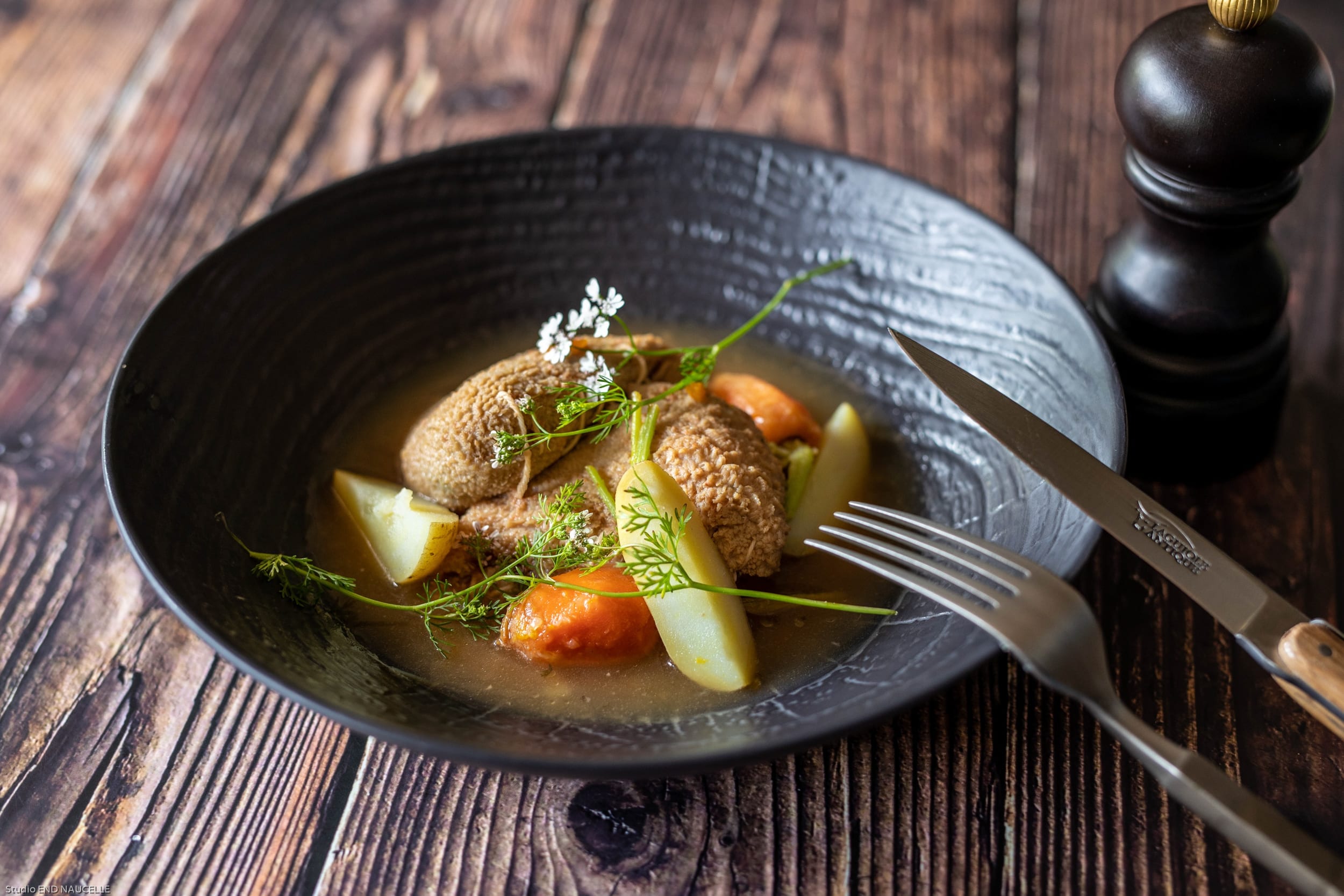 Plat avec couteau laguiole Le couteau laguiole spécialité d'Aubrac