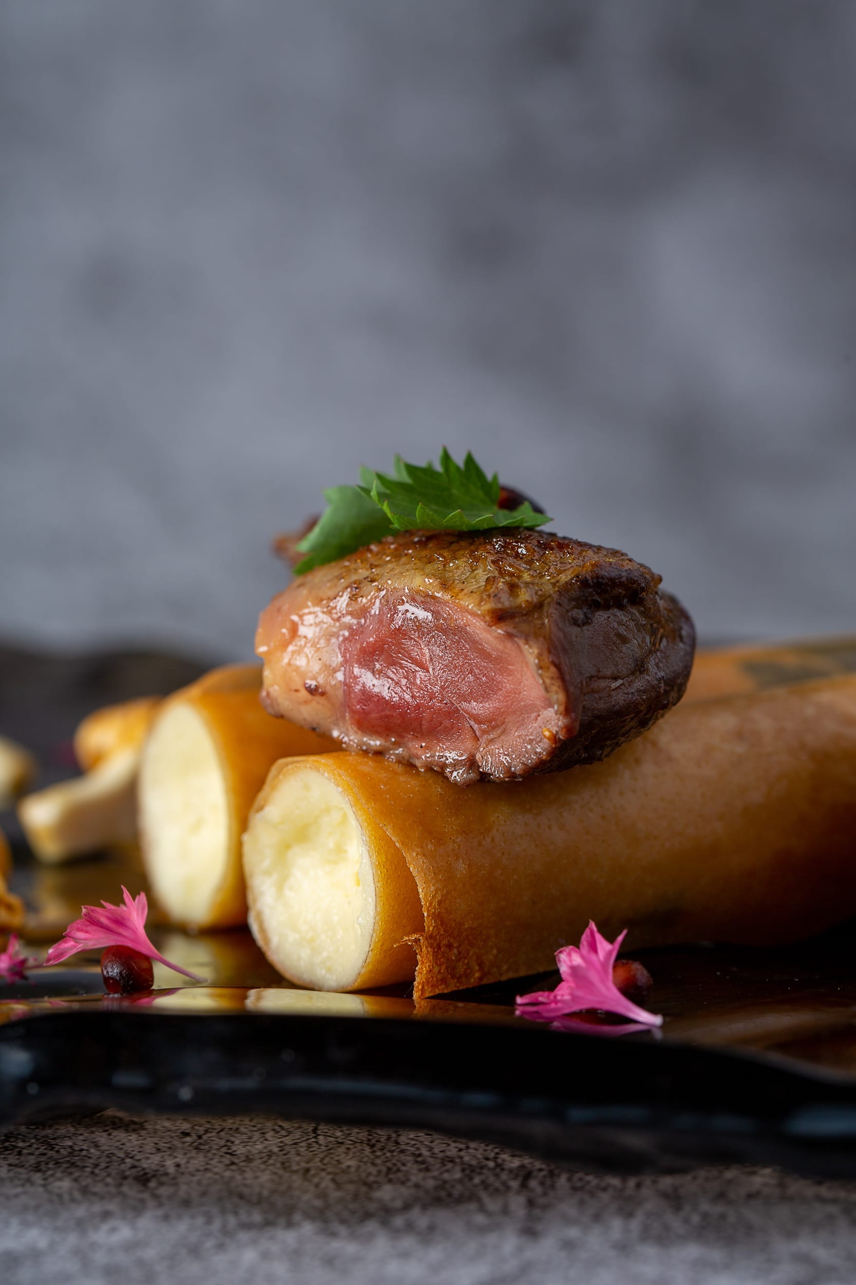 Zoom sur le plat de canard Roulés de David Burgarella au restaurant la Tour